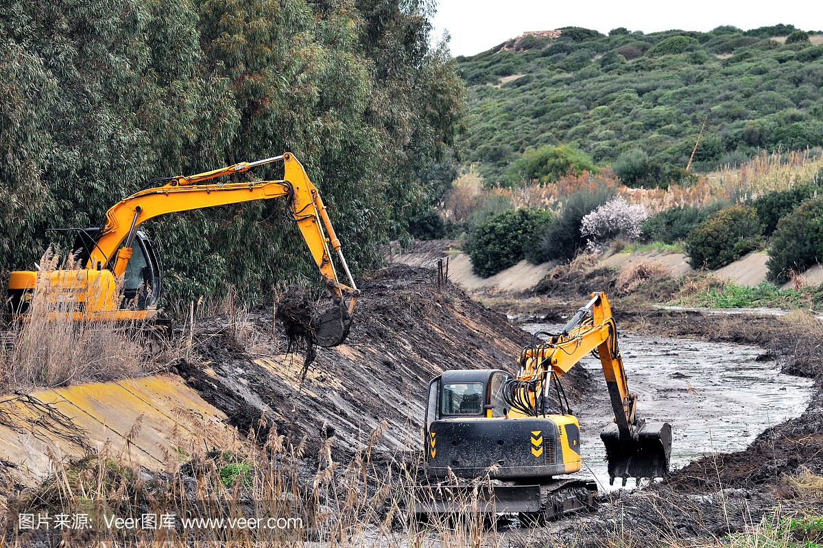挖掘機在工作。