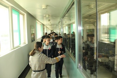 海川中學研學營走進青啤夢工廠與水資源專用機械設備制造企業 探索工業智慧與綠色未來